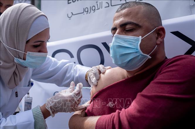 Tiêm vaccine ngừa COVID-19 cho người dân tại thành phố Ramallah, Khu Bờ Tây ngày 21-3-2021. Ảnh: THX/TTXVN