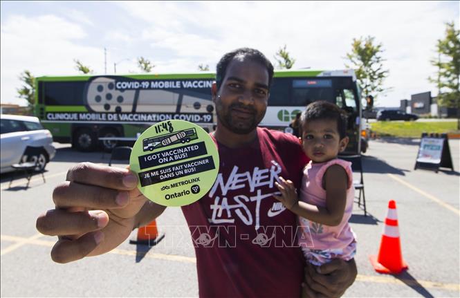 Người dân có giấy chứng nhận đã tiêm chủng vaccine ngừa COVID-19 tại Bradford, Ontario, Canada ngày 1-9-2021. Ảnh: THX/TTXVN