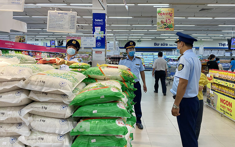 Cung ứng hàng hóa ổn định qua 3 đợt giãn cách Lực lượng quản lý thị trường kiểm tra hàng hóa tại Siêu thị Co.opmart Bến Tre.