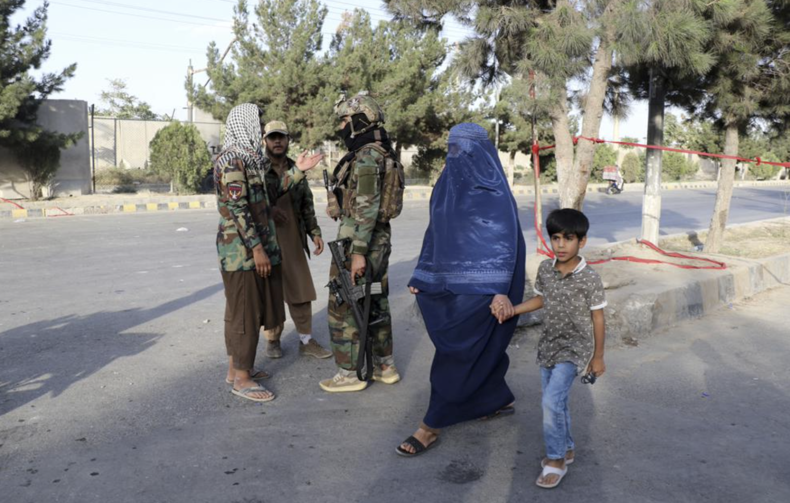 Tay súng Taliban gác gần sân bay quốc tế Hamid Karzai ở Kabul ngày 28-8-2021. Ảnh: AP