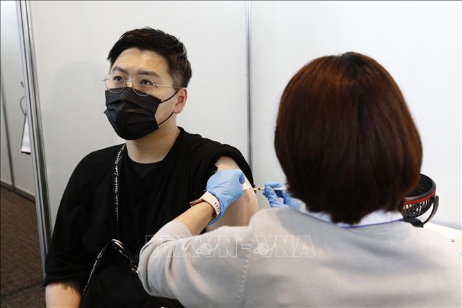 Nhân viên y tế tiêm vaccine ngừa COVID-19 cho người dân tại Tokyo, Nhật Bản. Ảnh tư liệu: AFP/TTXVN