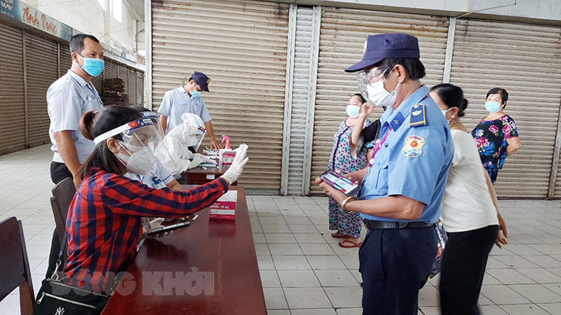 Người dân đăng ký thực hiện test nhanh tầm soát.