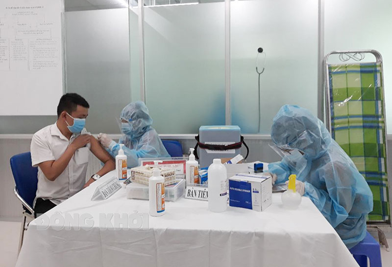 Bệnh viện Đa khoa Minh Đức tiêm vắc-xin phòng Covid-19 cho cán bộ, công nhân viên. Ảnh: H. Hiệp