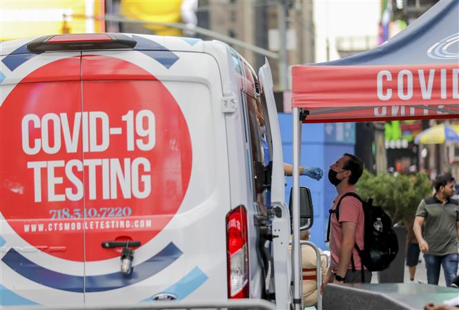 Thế giới vượt 220 triệu ca bệnh; Mỹ đứng đầu về ca mắc mới và tử vong Một điểm xét nghiệm COVID-19 lưu động tại New York, Mỹ, ngày 31-8-2021. Ảnh: THX/TTXVN