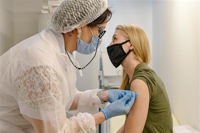 Thế giới vượt 220 triệu ca bệnh; Mỹ đứng đầu về ca mắc mới và tử vong Tiêm vaccine ngừa COVID-19 cho người dân tại Moskva, Nga ngày 23-3-2021. Ảnh: THX/TTXVN