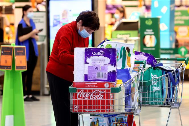 Thế giới vượt 220 triệu ca bệnh; Mỹ đứng đầu về ca mắc mới và tử vong Khách hàng mua sắm tại một siêu thị ở Brisbane, Australia, ngày 13-7-2021. Ảnh: AFP/TTXVN