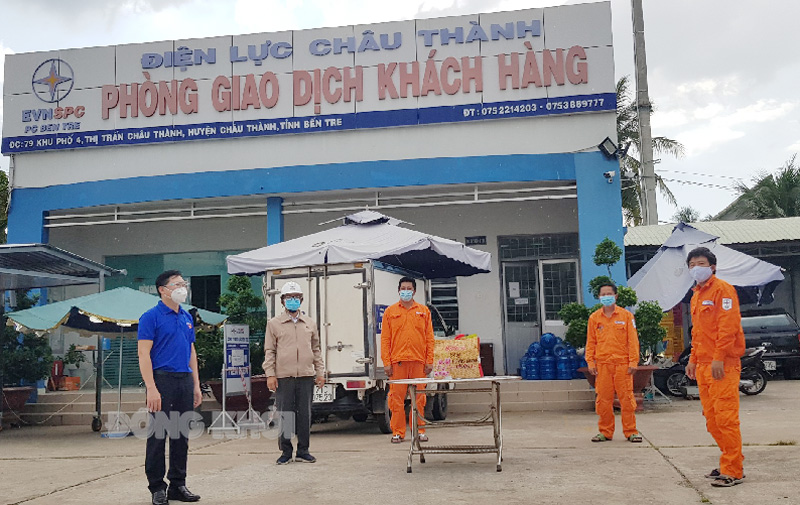 Chủ tịch Công đoàn Nguyễn Trọng Hoàng và Bí thư Đoàn ủy Công ty Trần Quốc Thạnh đến thăm hỏi, tặng quà Đội quản lý vận hành Điện lực Châu Thành.