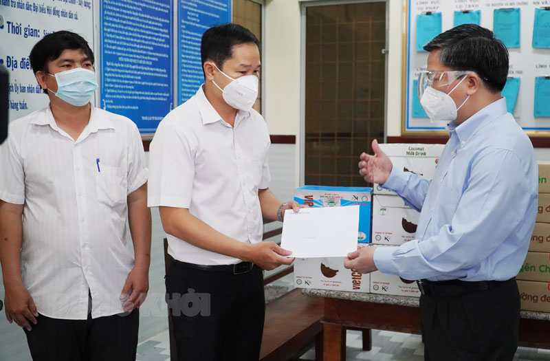 Bí thư Tỉnh ủy Lê Đức Thọ kiểm tra, thăm và tặng quà cho lực lượng làm nhiệm vụ phòng, chống dịch bệnh Covid-19 Ủy viên Trung ương Đảng - Bí thư Tỉnh ủy Lê Đức Thọ thăm, tặng quà BCĐ xã Hưng Khánh Trung A (Mỏ Cày Bắc).