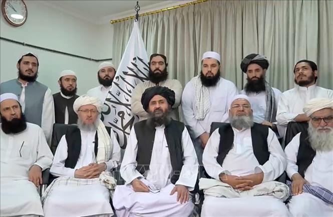 Lãnh đạo cấp cao Taliban Mullah Baradar Akhund (giữa, hàng trước) và các quan chức trong một cuộc họp báo qua video tại địa điểm chưa xác định ở Afghanistan, ngày 16-8-2021. Ảnh: REUTERS/TTXVN