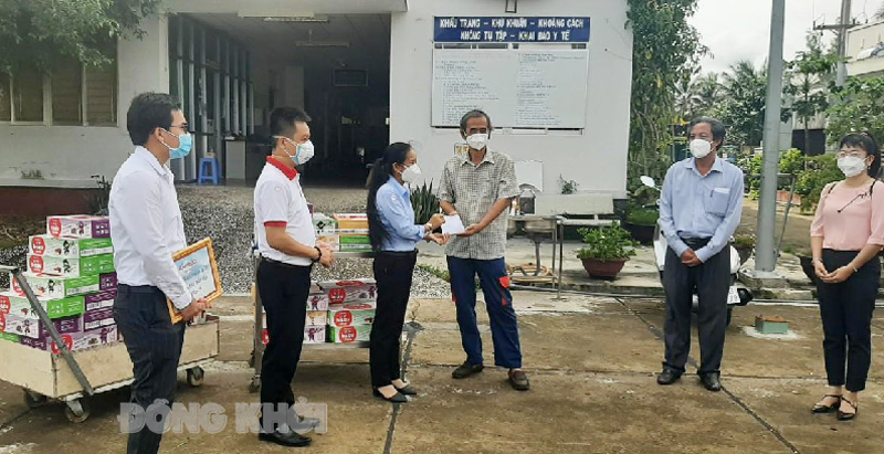  Trao tiền quà tại Bệnh viện Nguyễn Đình Chiểu.