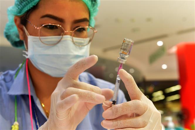 Nhân viên y tế chuẩn bị tiêm vaccine ngừa COVID-19 cho người dân tại Bangkok, Thái Lan ngày 23-8-2021. Ảnh: THX/TTXVN