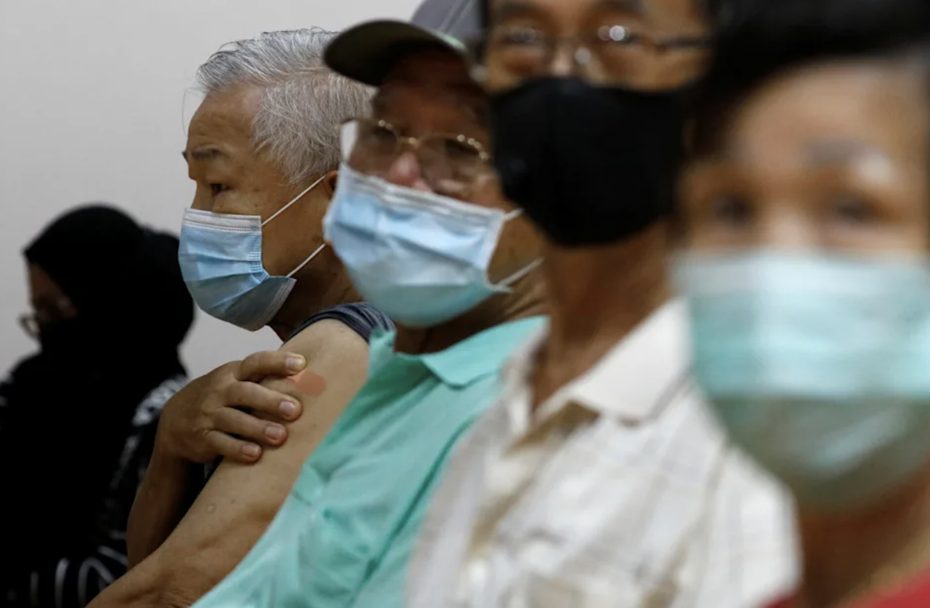 Người dân chờ theo dõi sau tiêm vaccine COVID ở Singapore.  Ảnh: Reuters 