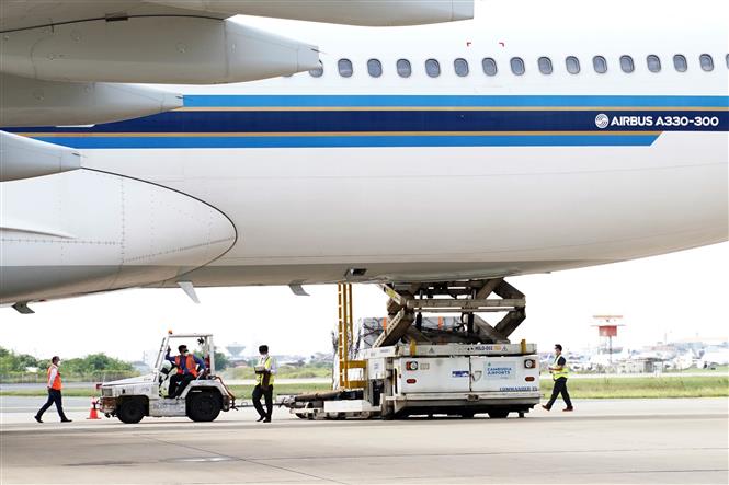 Tiếp nhận lô vaccine Sinovac phòng COVID-19 của Trung Quốc tại sân bay quốc tế Phnom Penh, Campuchia ngày 31-8-2021. Ảnh: THX/TTXVN