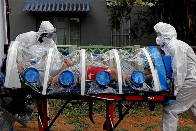 Nhân viên y tế chuyển bệnh nhân COVID-19 tại một bệnh viện ở Pretoria, Nam Phi. Ảnh: AFP/TTXVN