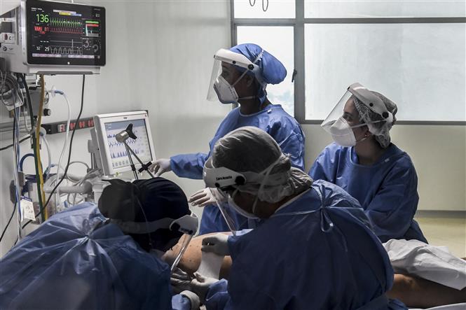 Điều trị cho bệnh nhân COVID-19 tại bệnh viện ở Medellin, Colombia. Ảnh: AFP/TTXVN