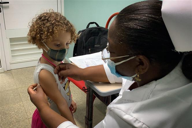 Một em nhỏ 3 tuổi được tiêm vaccine ngừa COVID-19 tại La Habana, Cuba ngày 24-8-2021. Ảnh: AFP/TTXVN