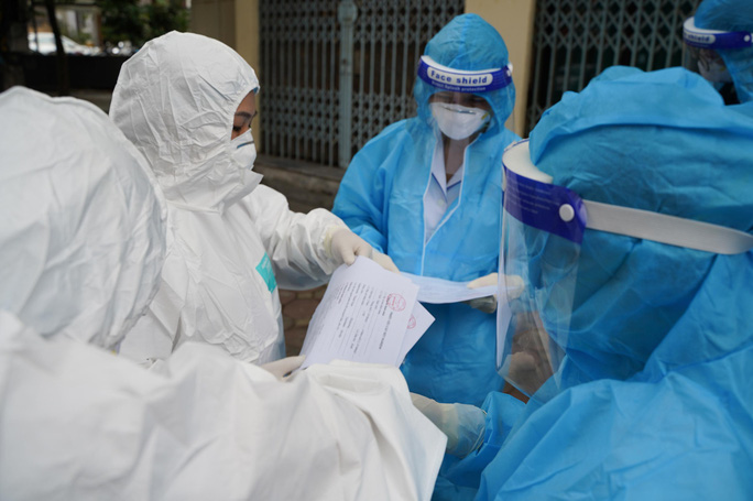 Một trong những yêu cầu mà người tham gia hỗ trợ công tác phòng, chống dịch cần có để bảo đảm thực hiện nhiệm vụ là đã được tiêm đủ liều vaccine COVID-19