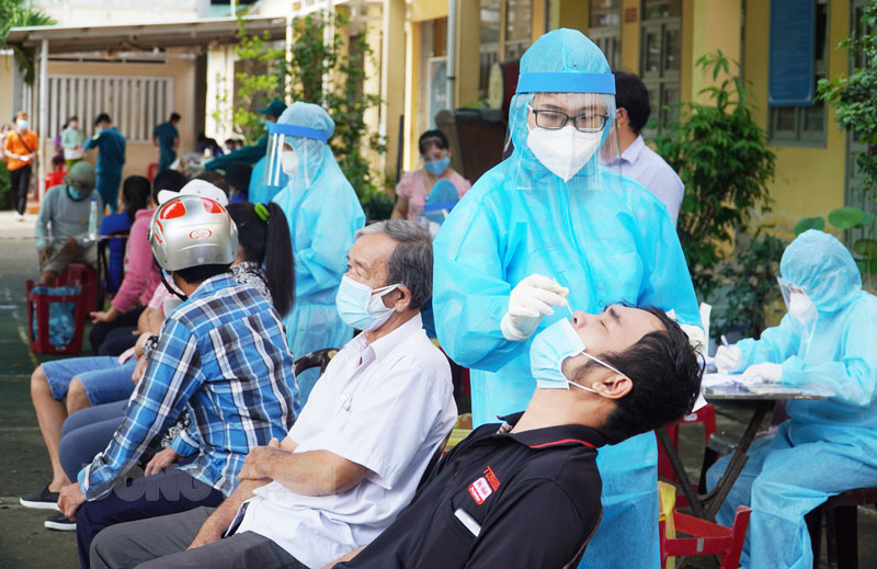 Đến 6 giờ ngày 5-9-2021, tỉnh có thêm 3 ca mắc Covid-19 Người dân tham gia test nhanh sàng lọc tại điểm Trường Tiểu học Nguyễn Trí Hữu (TP. Bến Tre).