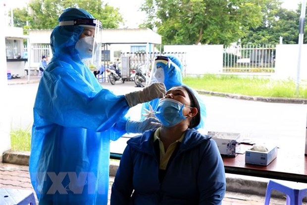 Ngày 4-9-2021: Số mắc mới COVID-19 giảm mạnh, TP. Hồ Chí Minh vẫn trên 4.000 ca Nhân viên y tế lấy mẫu xét nghiệm COVID-19. Ảnh: Đinh Văn Nhiều/TTXVN
