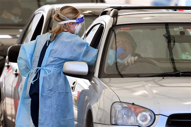 Thế giới trên 221 triệu ca bệnh; Ca mắc mới/ngày tại Nga cao nhất Nhân viên y tế lấy mẫu xét nghiệm COVID-19 cho người dân tại thành phố Melbourne, bang Victoria, Australia ngày 19-8-2021. Ảnh: