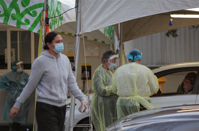 Thế giới trên 221 triệu ca bệnh; Ca mắc mới/ngày tại Nga cao nhất Nhân viên y tế làm nhiệm vụ tại một điểm xét nghiệm COVID-19 ở thành phố Auckland, New Zealand ngày 20-8-2020. Ảnh: THX/TTXVN