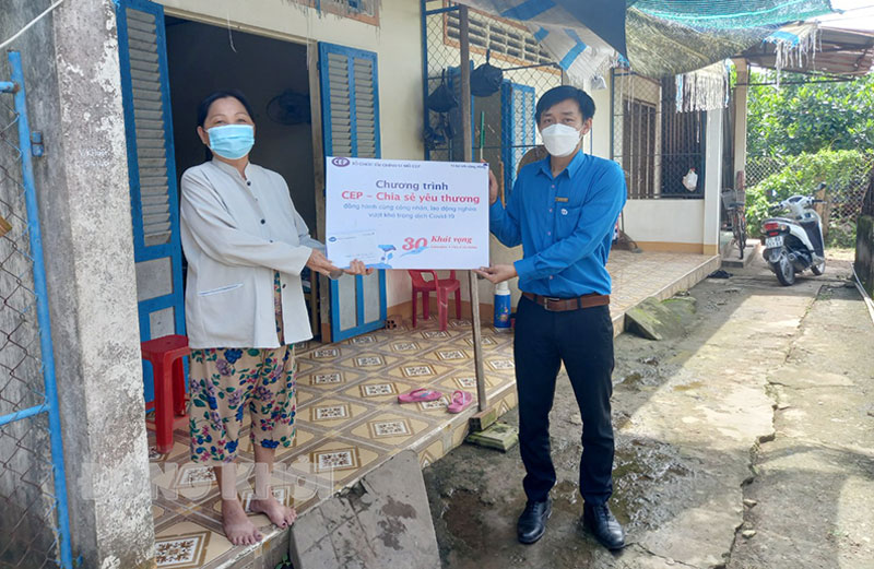 CEP triển khai nhiều chính sách hỗ trợ khách hàng Nhân viên CEP trao quà cho thành viên có hoàn cảnh khó khăn.
