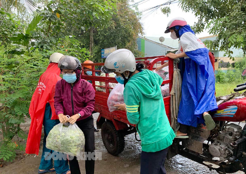 Hội LHPN xã Giao Long vận chuyển hỗ trợ nhu yếu phẩm cho khu phong tỏa, cách ly.