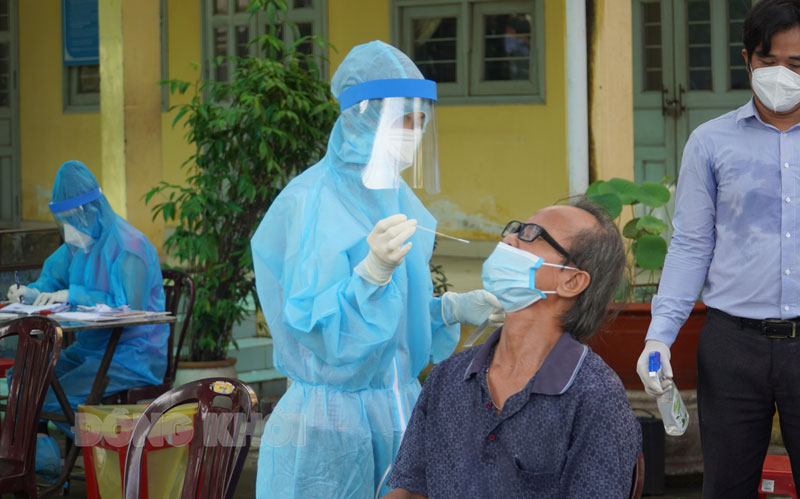 Người dân tỉnh tham gia test nhanh sàng lọc tầm soát trong giai đoạn mới.