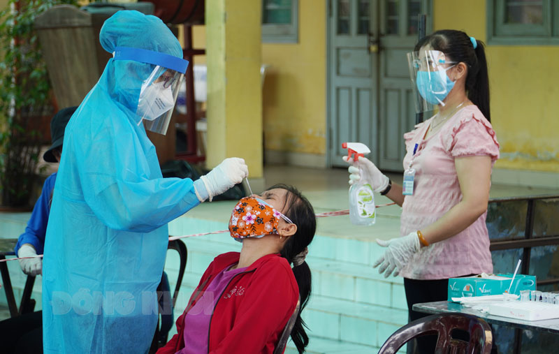 Đến 18 giờ ngày 5-9-2021, tỉnh có thêm 1 ca mắc Covid-19 Người dân tỉnh tham gia test nhanh sàng lọc tầm soát trong giai đoạn mới.