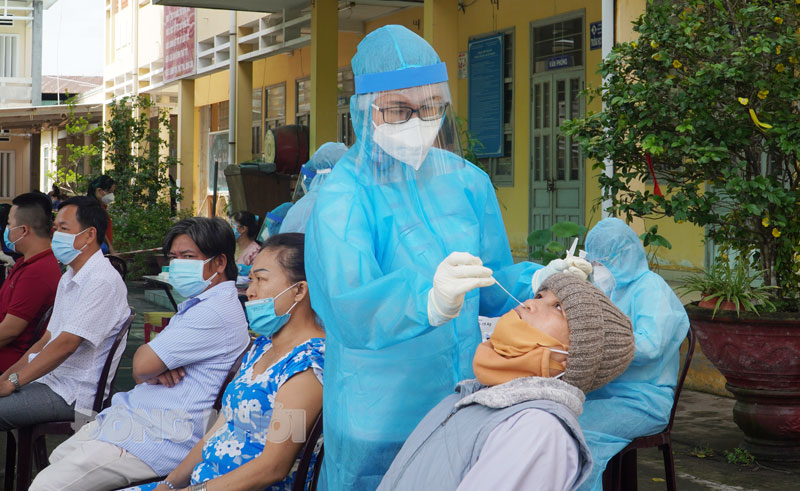 Người dân tỉnh tham gia test nhanh sàng lọc tầm soát trong giai đoạn mới.
