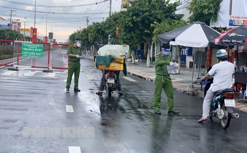 Công an Bến Tre trên tuyến đầu phòng chống dịch Covid-19 Lực lượng Công an làm nhiệm vụ tại chốt kiểm soát vòng xoay Tân Thành, TP. Bến Tre. Ảnh: Thanh Trúc