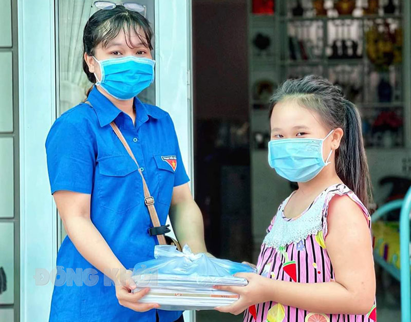 Cán bộ Đoàn phường An Hội, TP. Bến Tre chuyển sách đến tận tay học sinh. Ảnh: Đoàn phường An Hội