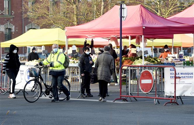 Người dân đeo khẩu trang phòng lây nhiễm COVID-19 tại Dunkirk, Pháp. Ảnh: AFP/TTXVN