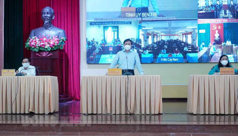Ủy viên Trung ương Đảng - Bí thư Tỉnh ủy Lê Đức Thọ phát biểu tại cuộc họp.