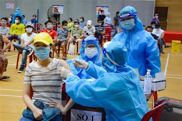 Ngày 8-9-2021, ghi nhận 12.680 ca mắc mới, riêng TP. Hồ Chí Minh 7.308 ca Nhân viên y tế tiến hành tiêm vaccine phòng COVID-19 tại Đà Nẵng. Ảnh: Văn Dũng/TTXVN
