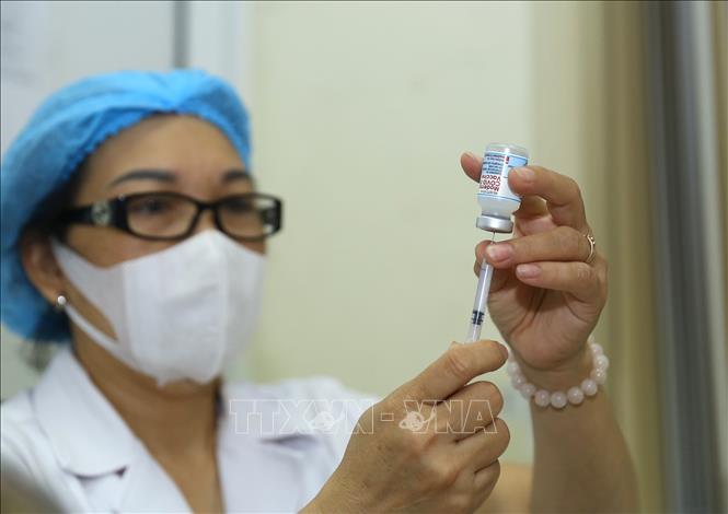 Vaccine Moderna được tiêm cho người dân điểm tiêm Trường tiểu học Nguyễn Du (Hoàn Kiếm, Hà Nội) sáng 28-7-2021. Ảnh: Hoàng Hiếu/TTXVN