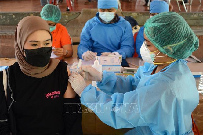 Thế giới thêm gần 9.000 ca tử vong; WHO lại kêu gọi hoãn tiêm liều vaccine tăng cường Nhân viên y tế tiêm chủng vaccine COVID-19 cho người dân tại Denpasar, trên đảo Bali, Indonesia, ngày 2-9-2021. Ảnh: AFP/TTXVN