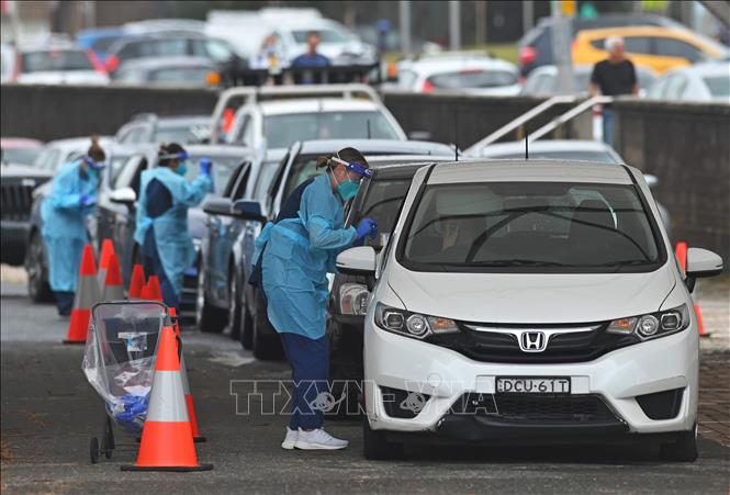 Thế giới thêm gần 9.000 ca tử vong; WHO lại kêu gọi hoãn tiêm liều vaccine tăng cường Nhân viên y tế lấy mẫu dịch xét nghiệm COVID-19 cho người dân tại Sydney, Australia, ngày 20-12-2020. Ảnh: AFP/TTXVN