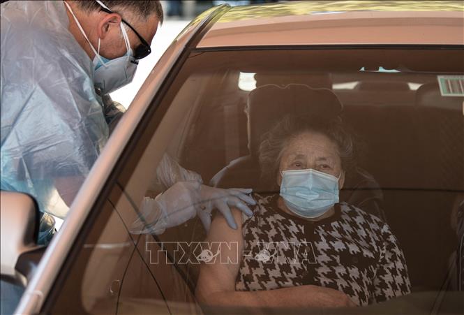 Thế giới thêm gần 9.000 ca tử vong; WHO lại kêu gọi hoãn tiêm liều vaccine tăng cường Nhân viên y tế tiêm vaccine COVID-19 cho người dân tại Santiago, Chile, ngày 24-2-2021. Ảnh: THX/TTXVN