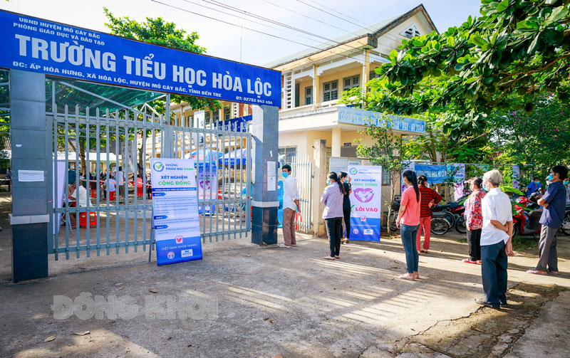 Thực hiện giãn cách xã hội theo Chỉ thị số 15/CT-TTg trên địa bàn toàn tỉnh từ 00 giờ ngày 10-9-2021 Người dân xã Hòa Lộc (Mỏ Cày Bắc) tuân thủ “5K” khi tham gia test nhanh. Ảnh: Phan Hân