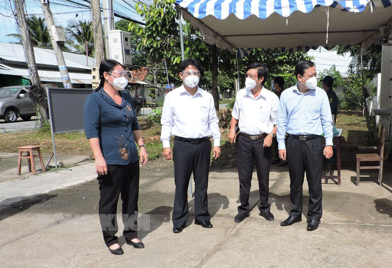 Kiểm tra cơ sở cách ly tập trung tại huyện Châu Thành, Mỏ Cày Nam Tổ kiểm tra thực tế tại cơ sở cách ly tập trung Trung tâm Chính trị huyện. Ảnh: P. Tuyết