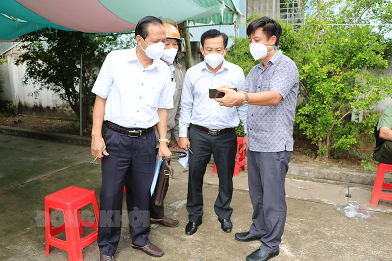 Kiểm tra cơ sở cách ly tập trung tại huyện Châu Thành, Mỏ Cày Nam Đoàn kiểm tra tín hiệu kết nối với camera giám sát tại khu cách ly tập trung Trung tâm Chính trị huyện. Ảnh: T. Thảo