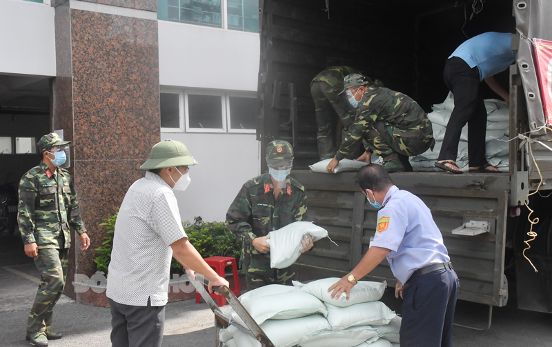 Bộ Tư lệnh Quân khu 9 hỗ trợ 1 ngàn phần quà cho người dân Bến Tre.