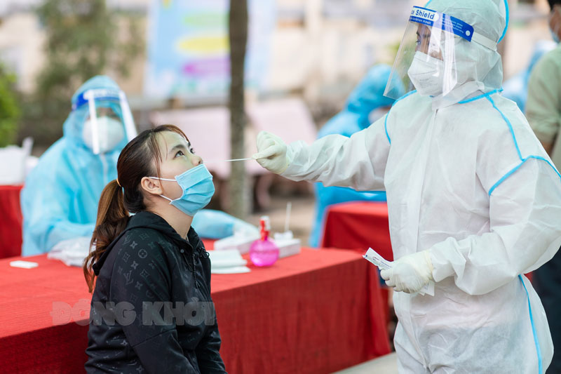 Người dân tham gia test nhanh tầm soát.