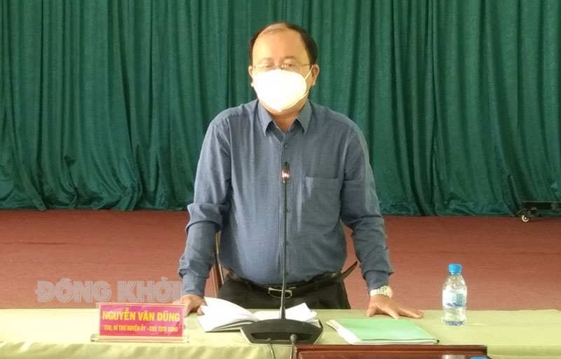 Bí thư Huyện ủy - Chủ tịch UBND huyện Nguyễn Văn Dũng chỉ đạo tại hội nghị. Ảnh: Minh Nhân