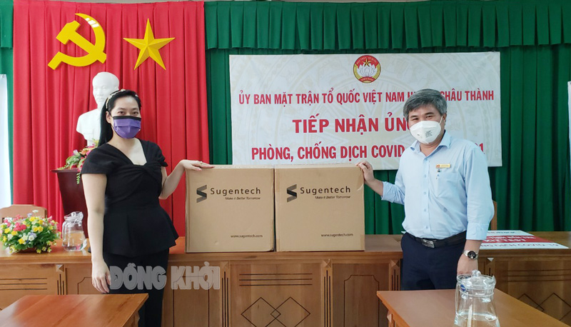 Phó chánh Văn phòng lãnh đạo HD Bank, Tập đoàn Sovico Nguyễn Thị Hoài Anh trao tặng bộ kit test cho huyện Châu Thành.