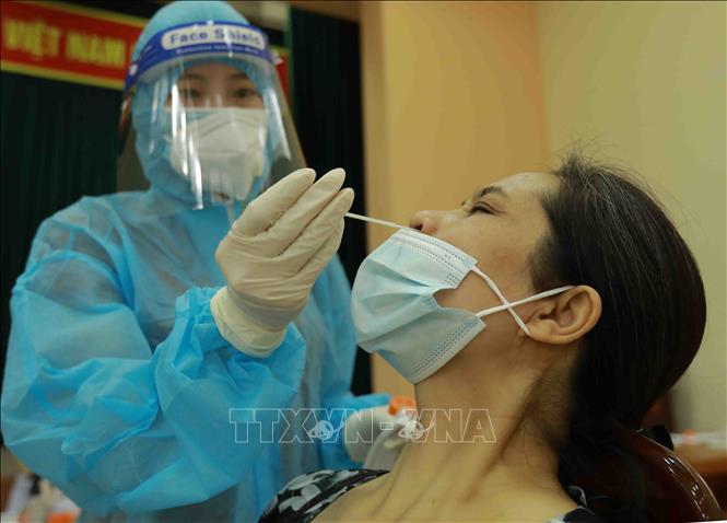 Ngày 10-9-2021, Việt Nam có 13.321 ca nhiễm mới SARS-CoV-2, có 5.970 bệnh nhân nặng đang điều trị Lấy mẫu xét nghiệm sàng lọc SARS-CoV-2. Ảnh: TTXVN