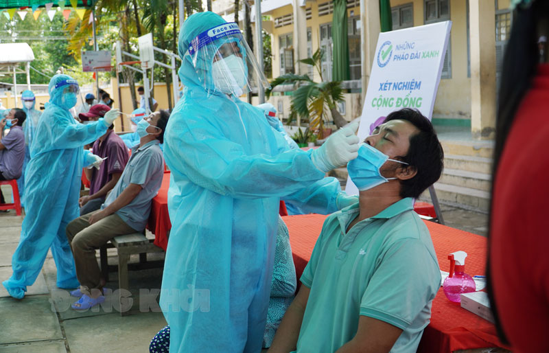 Người dân tham gia test nhanh tầm soát.
