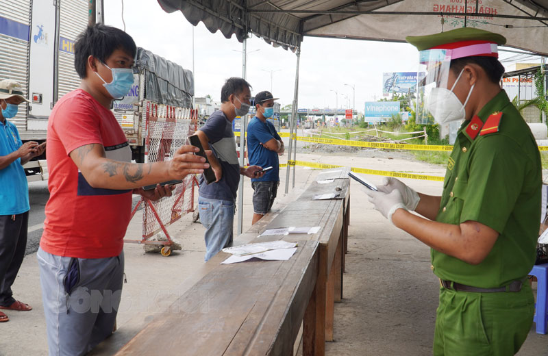 Người vào tỉnh khai báo qua mã QR Code trên nền tảng cơ sở dữ liệu quốc gia về dân cư.