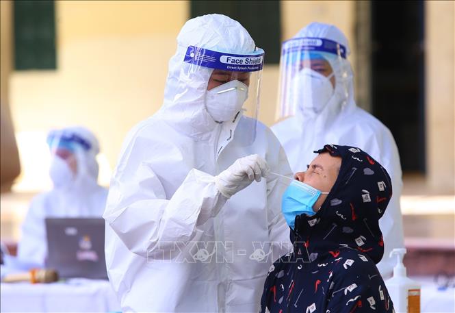 Ngày 11-9-2021, Việt Nam có 11.932 ca nhiễm mới SARS-CoV-2; cả ngày có 217 ca tử vong Lấy mẫu xét nghiệm sàng lọc ca mắc SARS-CoV-2 trong cộng đồng. Ảnh: TTXVN